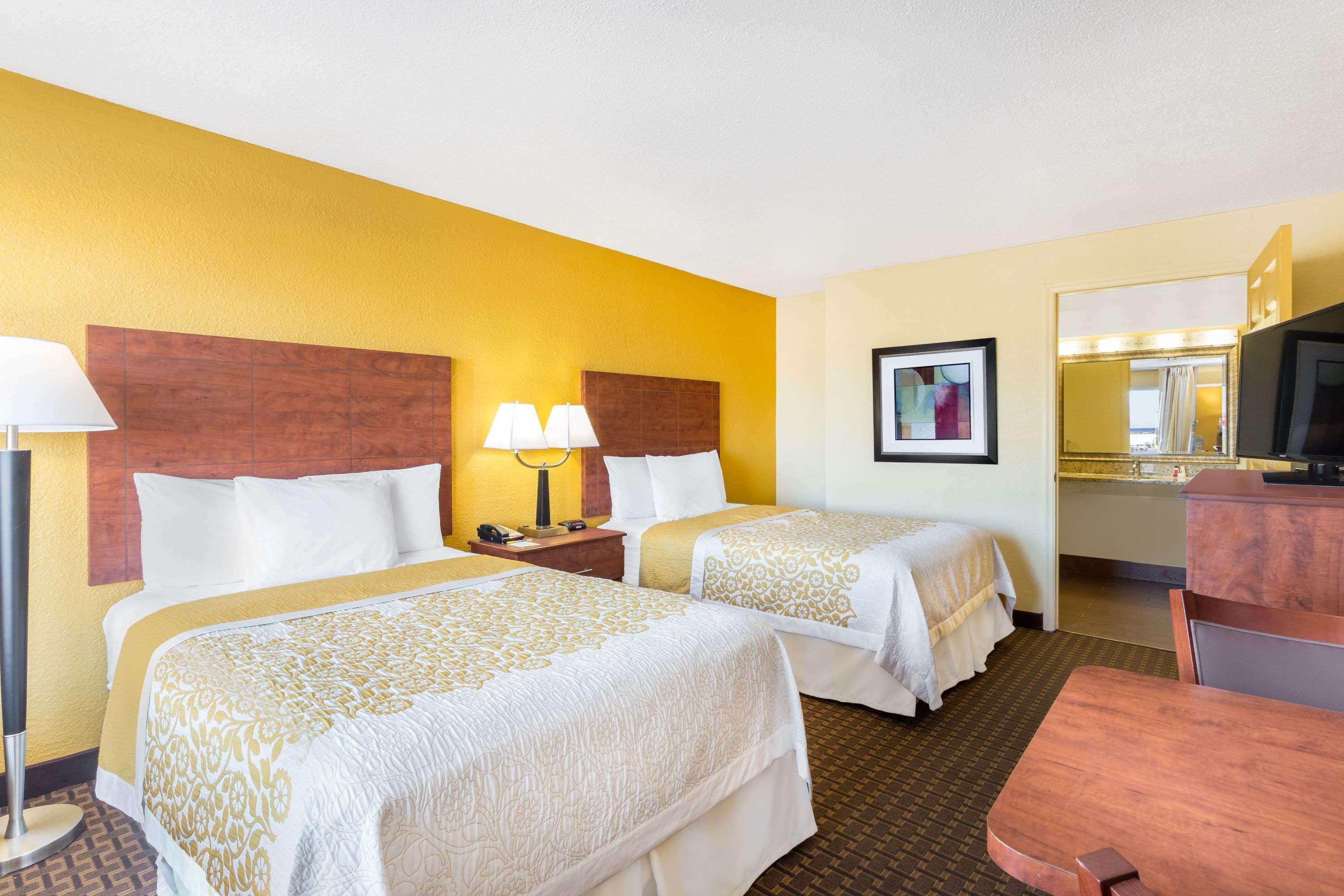 Days Inn By Wyndham Wildwood I-75 Bagian luar foto