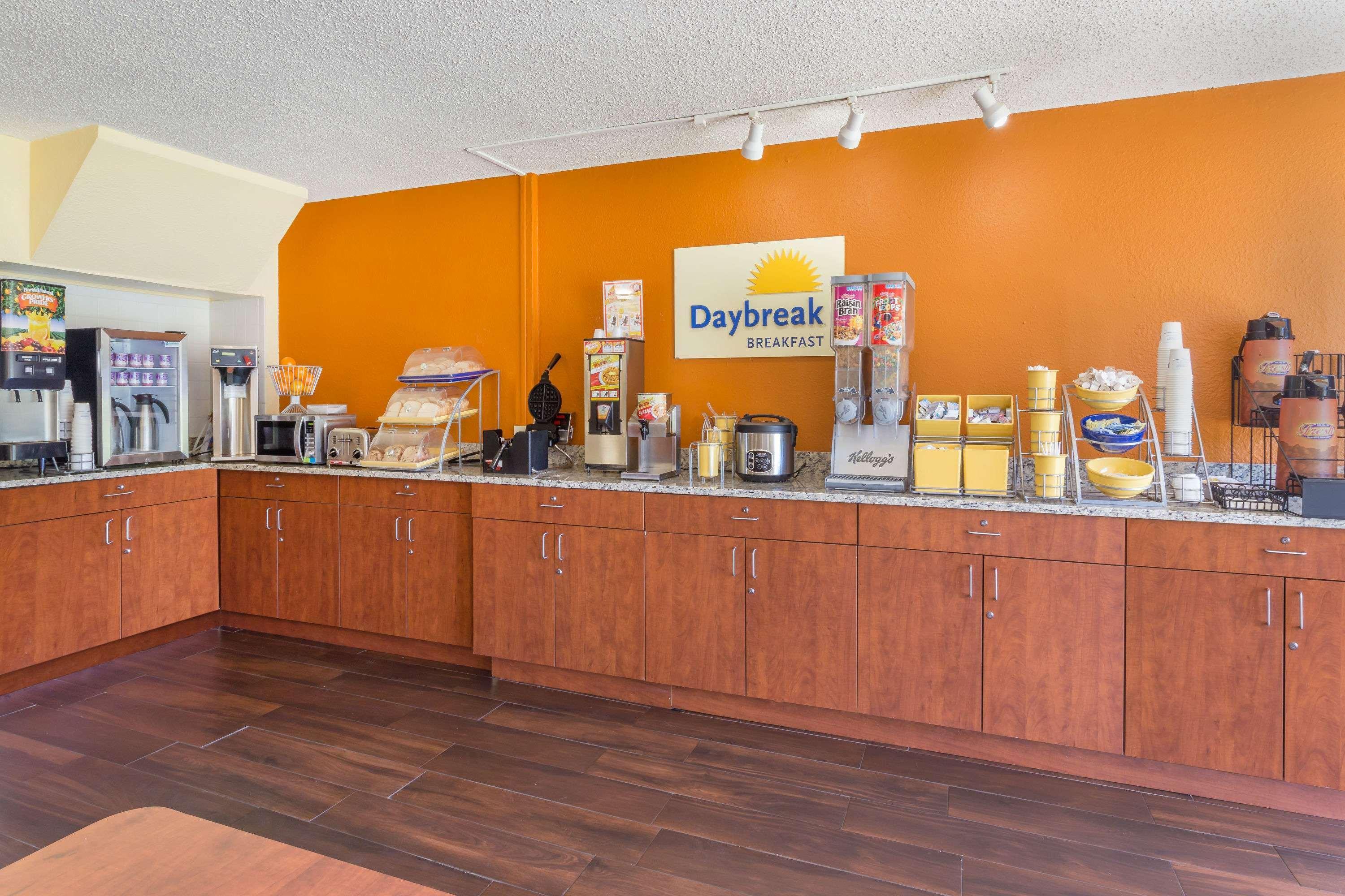 Days Inn By Wyndham Wildwood I-75 Bagian luar foto
