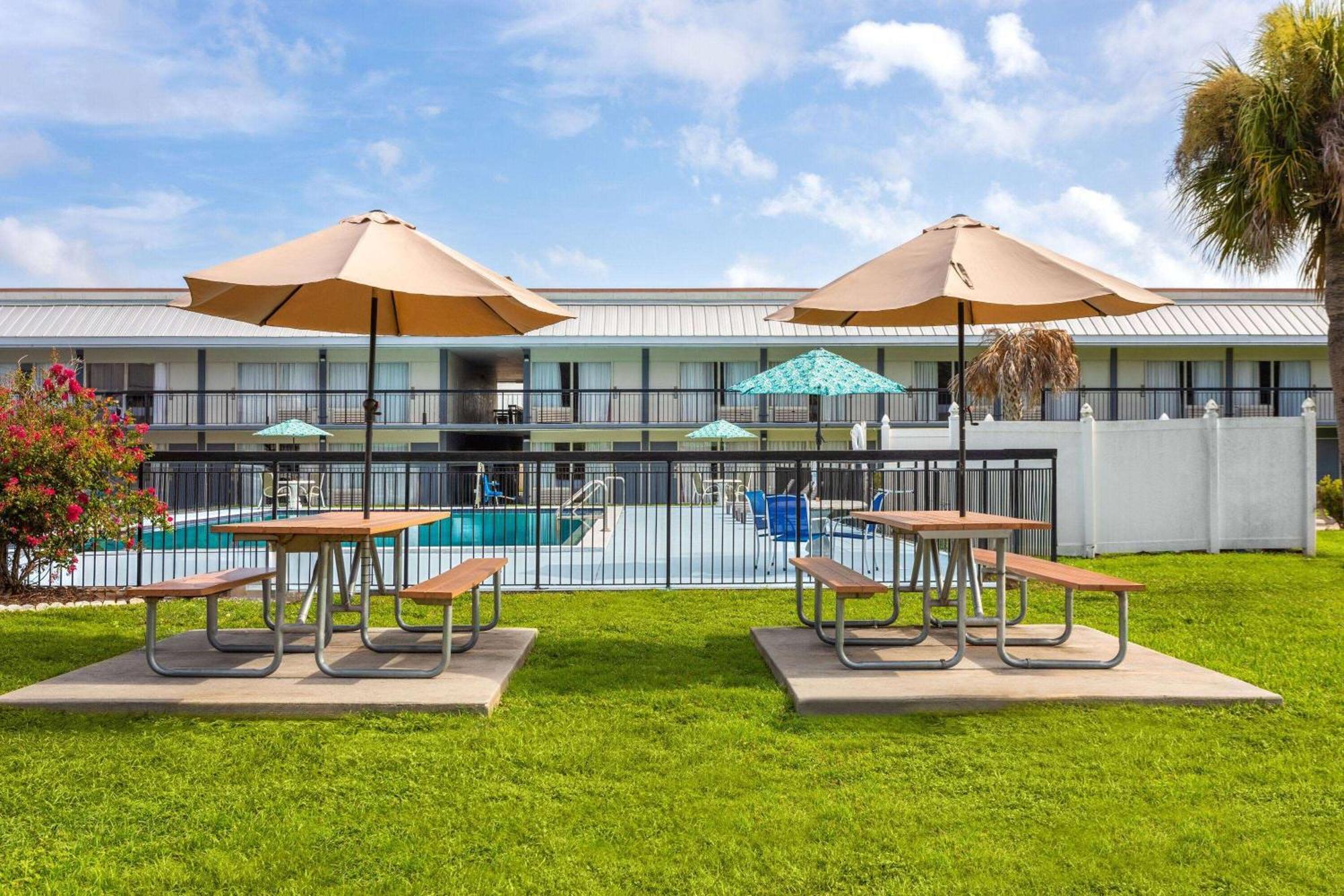 Days Inn By Wyndham Wildwood I-75 Bagian luar foto